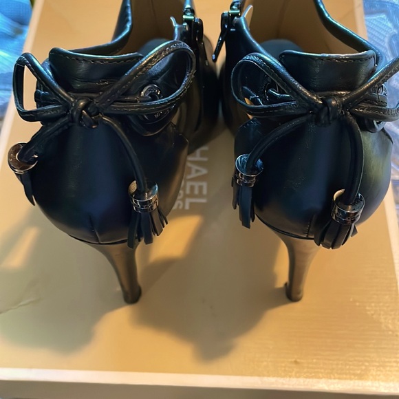 Michael Kors heeled bootie - Picture 4 of 6